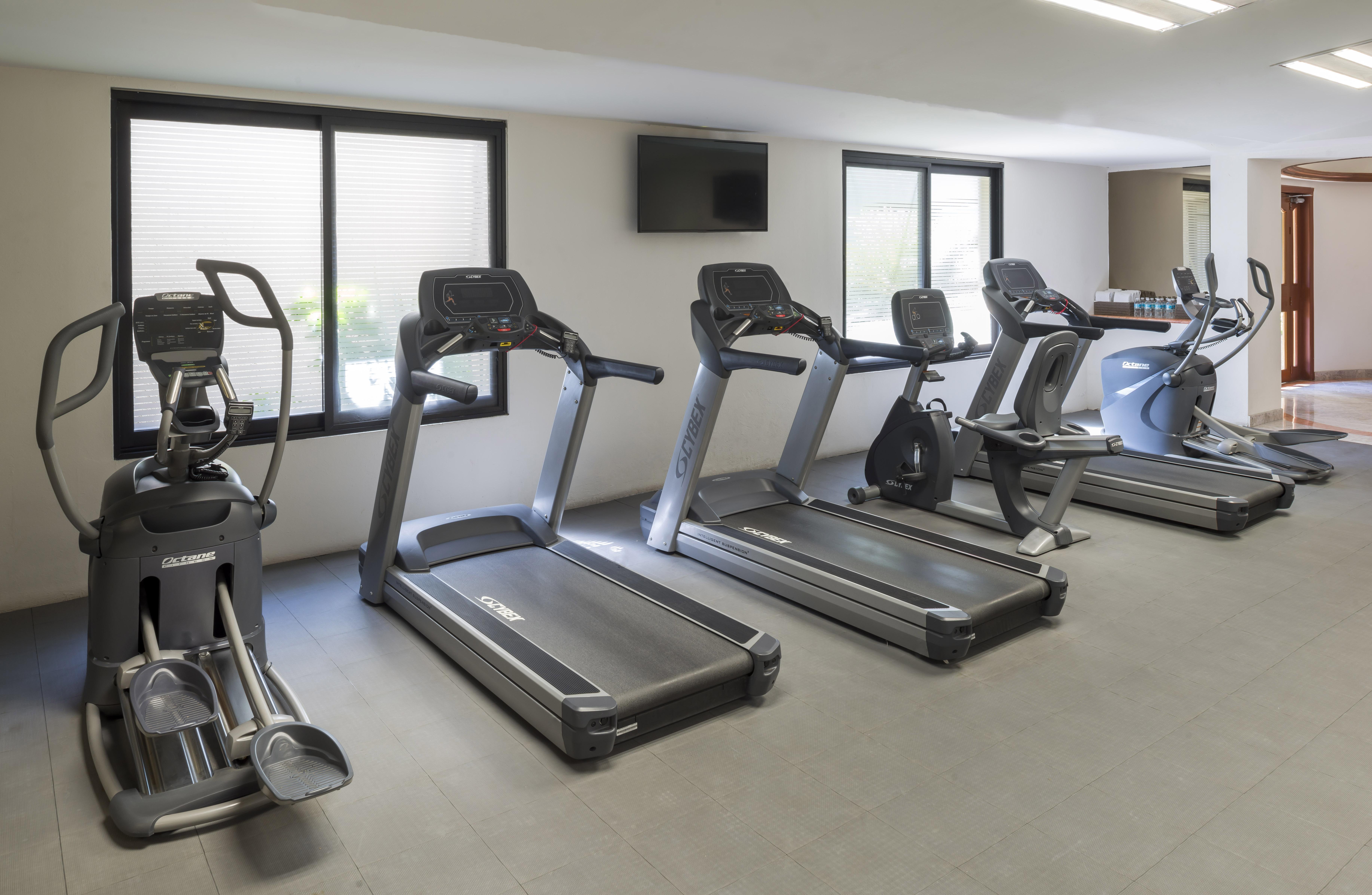 Camino Real Guadalajara Zapopan Exterior foto A typical gym