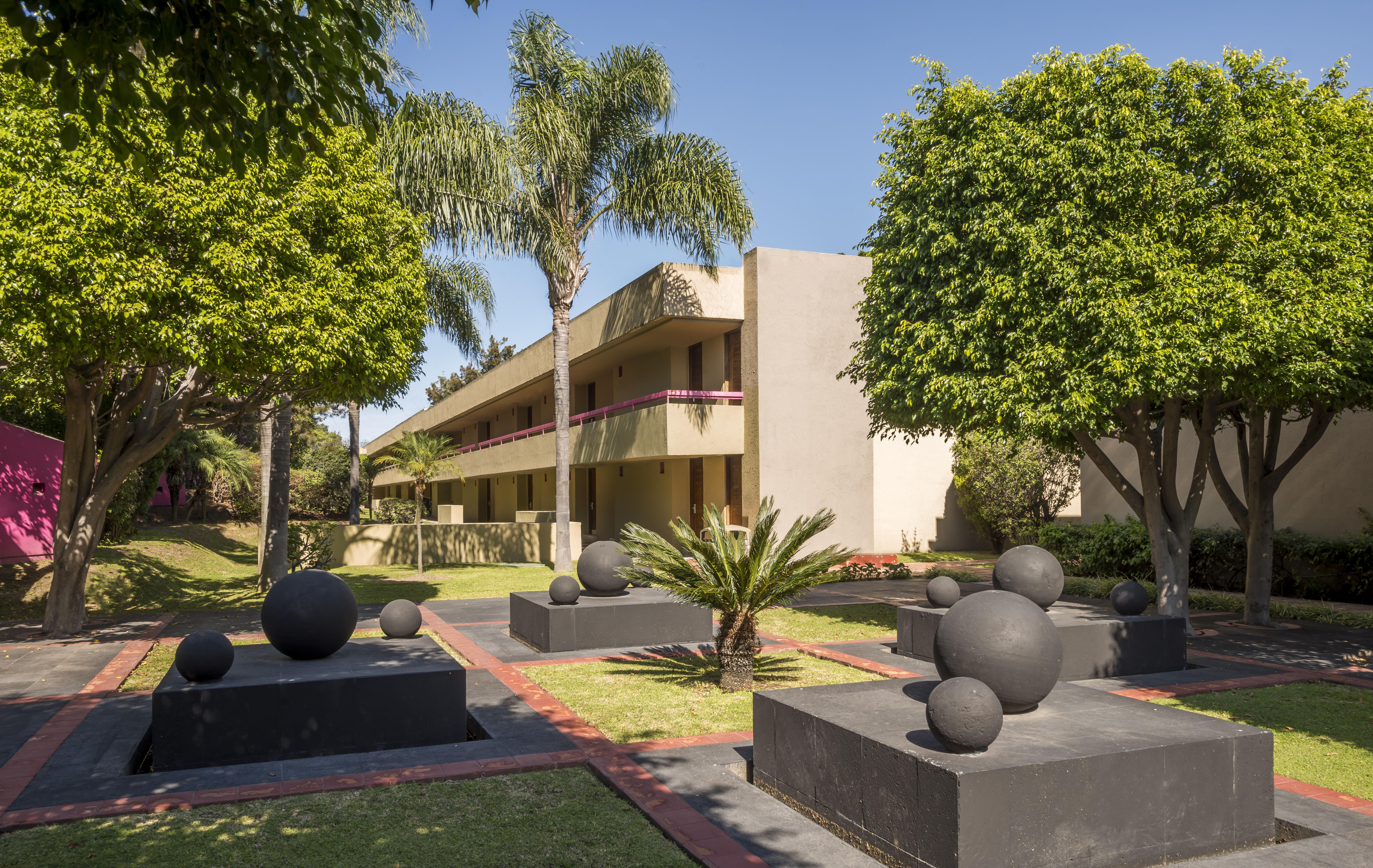 Camino Real Guadalajara Zapopan Exterior foto The hotel's grounds