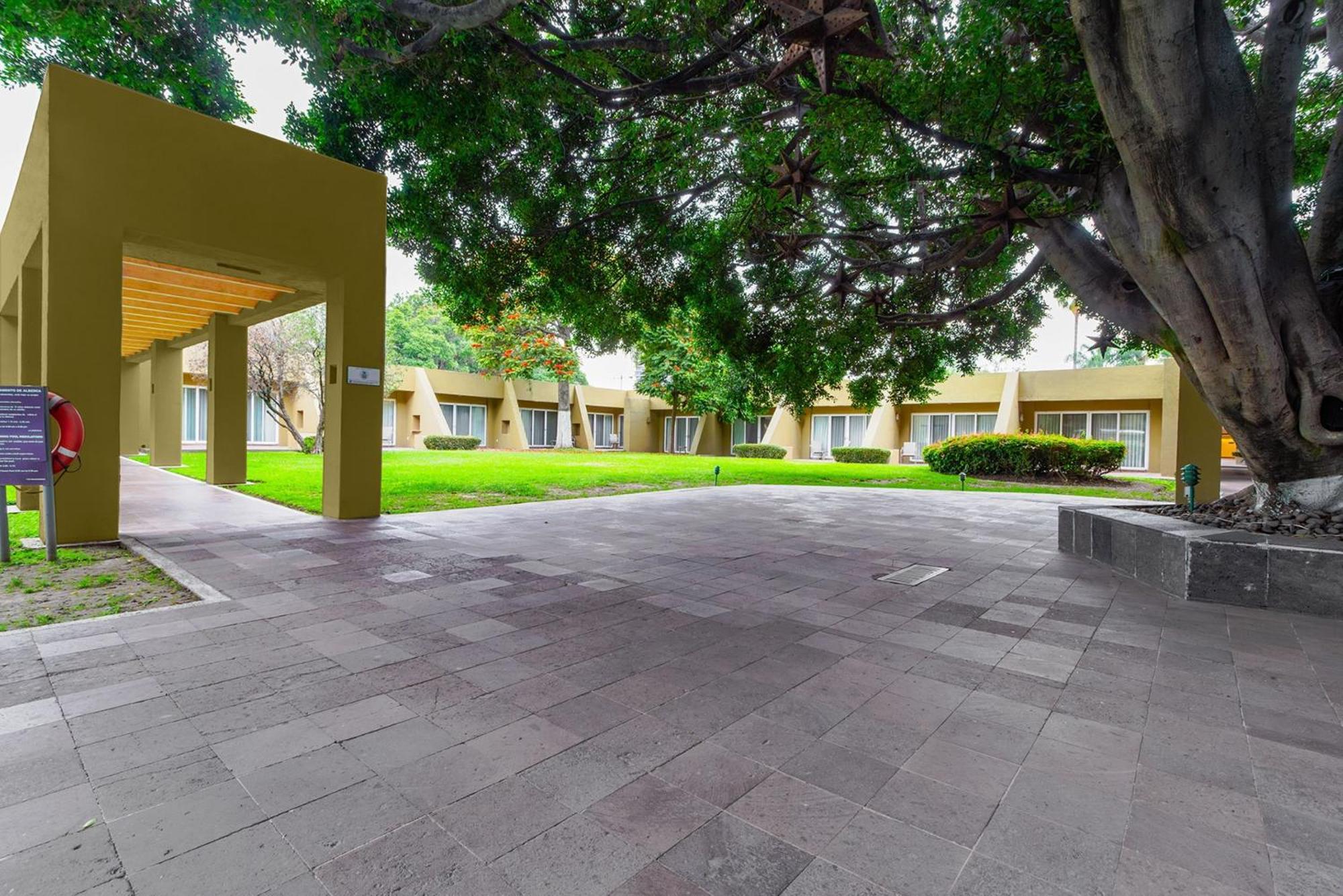 Camino Real Guadalajara Zapopan Exterior foto The hotel's courtyard