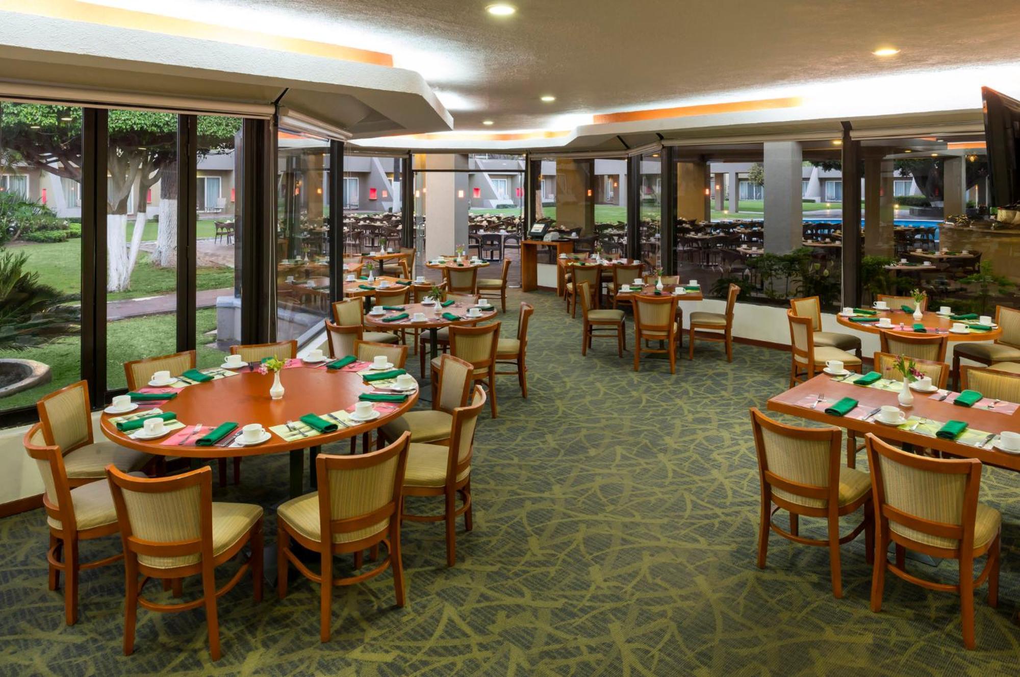 Camino Real Guadalajara Zapopan Exterior foto The dining room at the San Diego Marriott