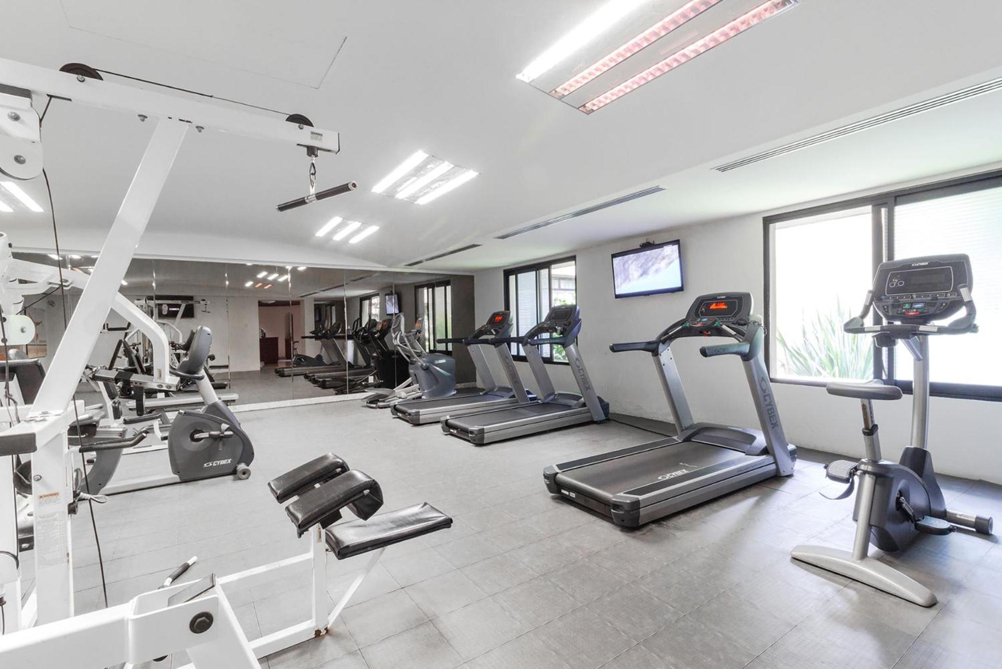 Camino Real Guadalajara Zapopan Exterior foto The gym at the hotel