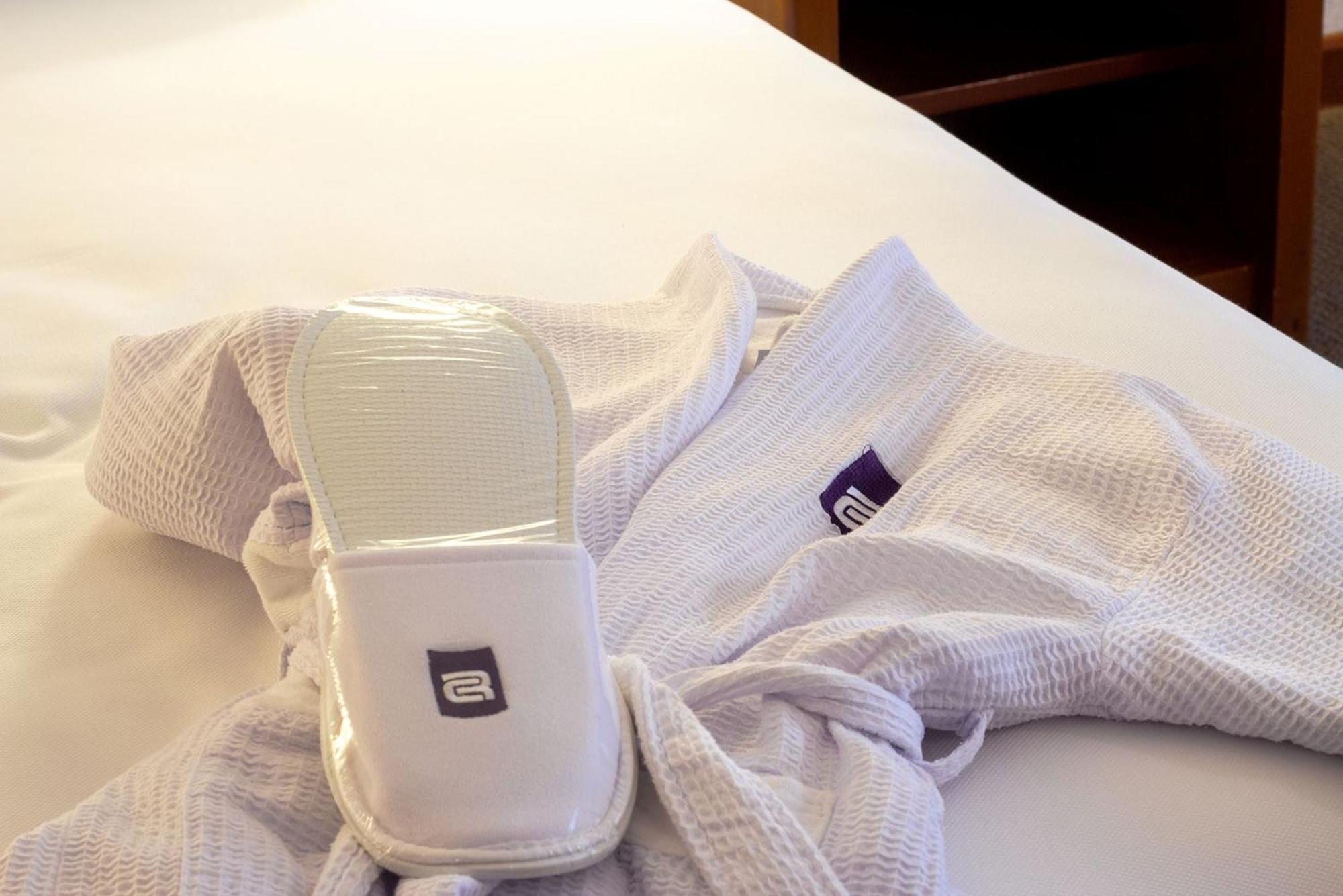 Camino Real Guadalajara Zapopan Exterior foto A hotel guest room with a robe and slippers