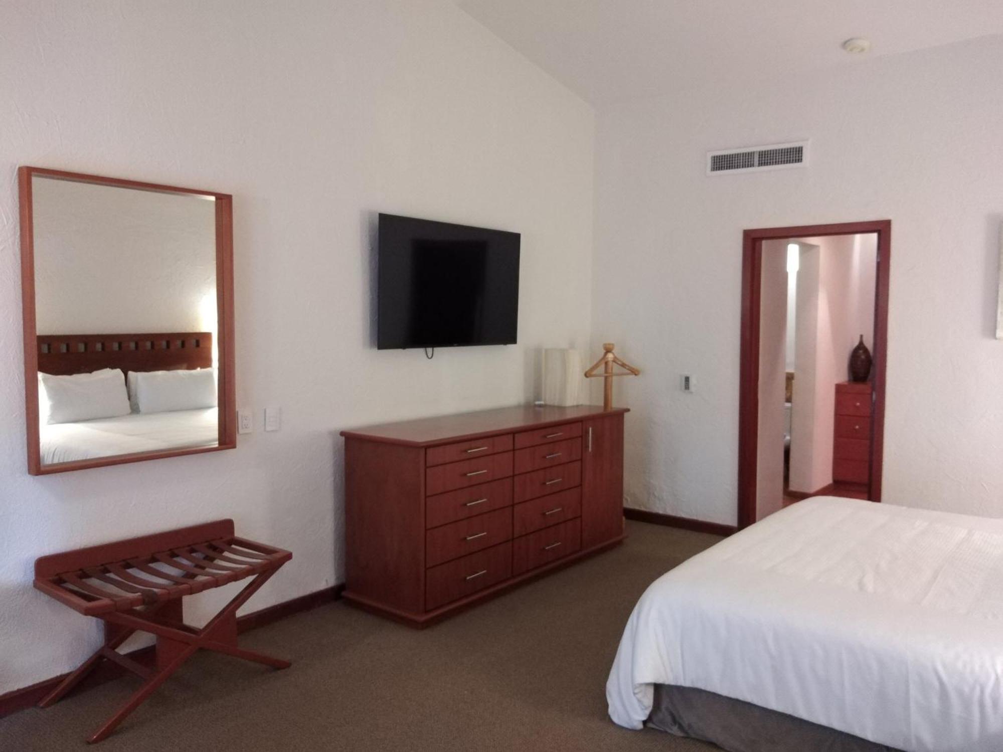 Camino Real Guadalajara Zapopan Exterior foto A bedroom at the hotel